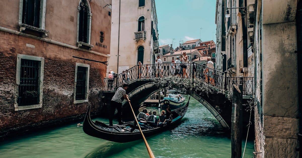 découvrez les destinations romantiques idéales pour une escapade inoubliable. que ce soit des plages paradisiaques, des villes historiques ou des refuges montagneux, laissez-vous séduire par des lieux enchanteurs pour raviver la flamme de l'amour.