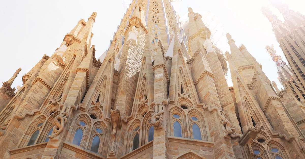 découvrez l'espagne, un pays riche en culture, en histoire et en paysages magnifiques. explorez ses plages ensoleillées, ses villes vibrantes et sa délicieuse gastronomie. partez à l'aventure en immersant-vous dans la chaleur de l'hospitalité espagnole.