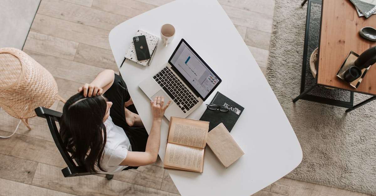 découvrez l'importance des heures de travail pour les étudiants, comment gérer efficacement leur temps entre études et emploi, et les avantages d'une expérience professionnelle tout en poursuivant leurs études.