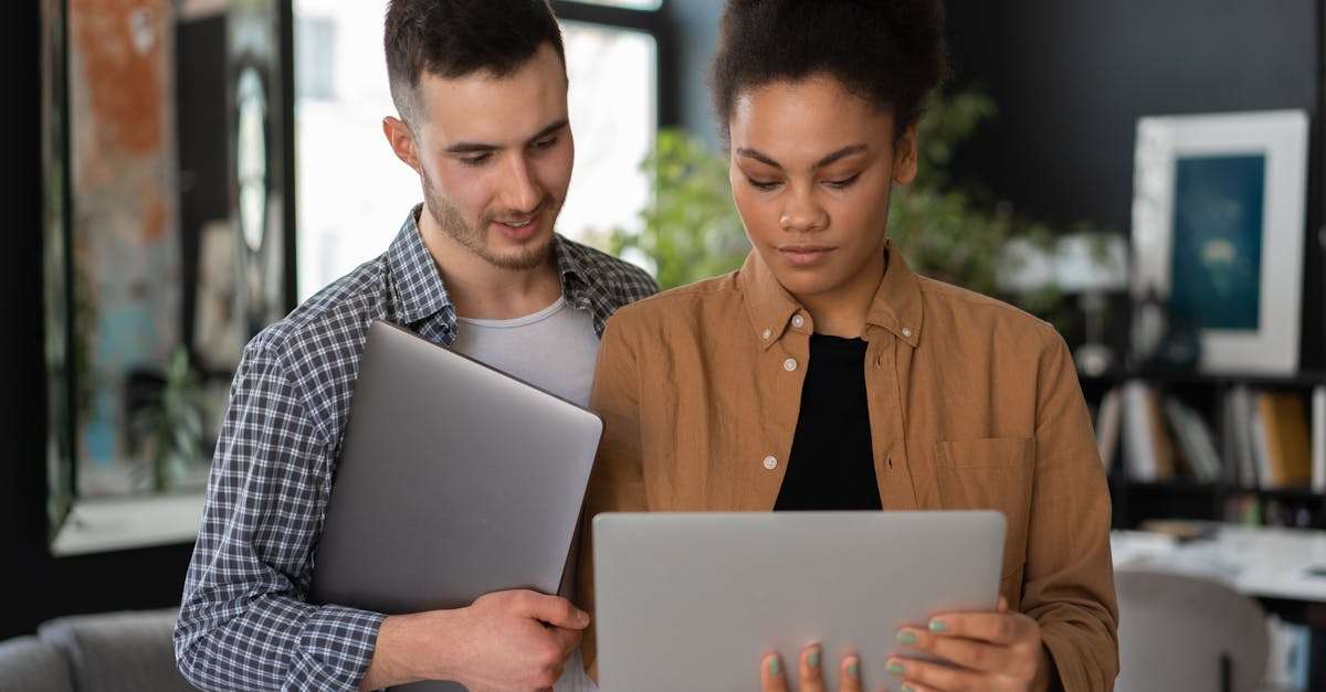 découvrez tout ce qu'il faut savoir sur les heures de travail des étudiants : conseils pour gérer leur emploi du temps, optimiser leurs revenus et équilibrer études et emploi.