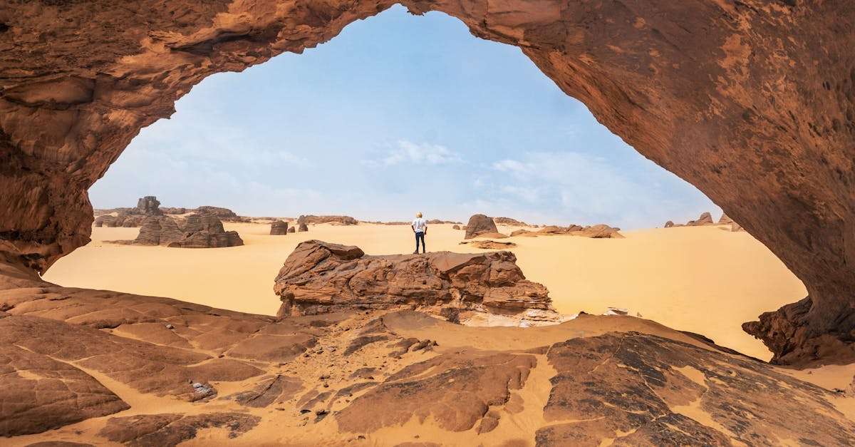 découvrez tamanrasset, une destination envoûtante au cœur du sahara algérien, célèbre pour ses paysages à couper le souffle, sa culture authentique et son riche patrimoine. explorez les merveilles naturelles du hoggar, immergez-vous dans la vie des touaregs et laissez-vous séduire par la magie de cette oasis du désert.