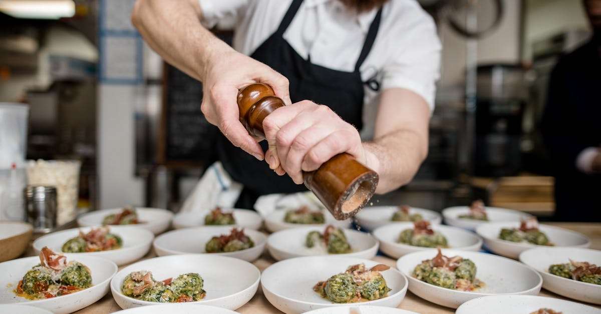 découvrez tout ce que vous devez savoir sur les repas en vol : des options culinaires savoureuses aux tendances actuelles, en passant par les régimes spéciaux. évadez-vous tout en savourant des plats préparés avec soin, même à 30 000 pieds d'altitude.