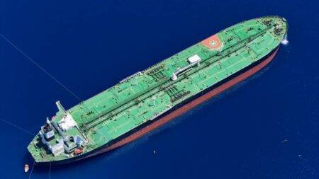 Sonatrach et Sonidep coopèrent sur le brut nigérien Aerial shot of an oil tanker sailing in the ocean near Vado Ligure, Italy.