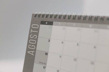 Mawlid 2026 en Algérie : le mardi 25 août sera férié et payé Detailed close-up of a spiral-bound calendar displaying the month of August.