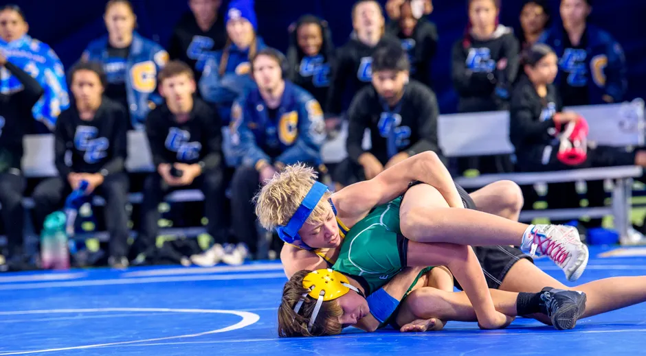 À Tarente 2026, Osama Laribi décroche le bronze Dynamic high school wrestling match with competitors in action on the mat.