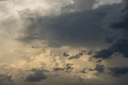 Pluies orageuses jeudi, jusqu’à 49 °C dimanche et lundi en Algérie Striking cloudscape featuring dramatic dark storm clouds against a moody sky.