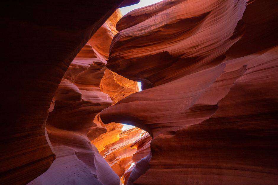 Antelope Canyon : Upper ou Lower en 2026 Capture of Antelope Canyon's dramatic sandstone formations with natural light streaming through.