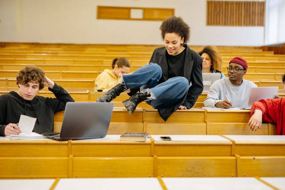 France : jusqu’à 3 950 euros de frais universitaires hors UE en 2026 Diverse students interact and study in a university lecture hall.