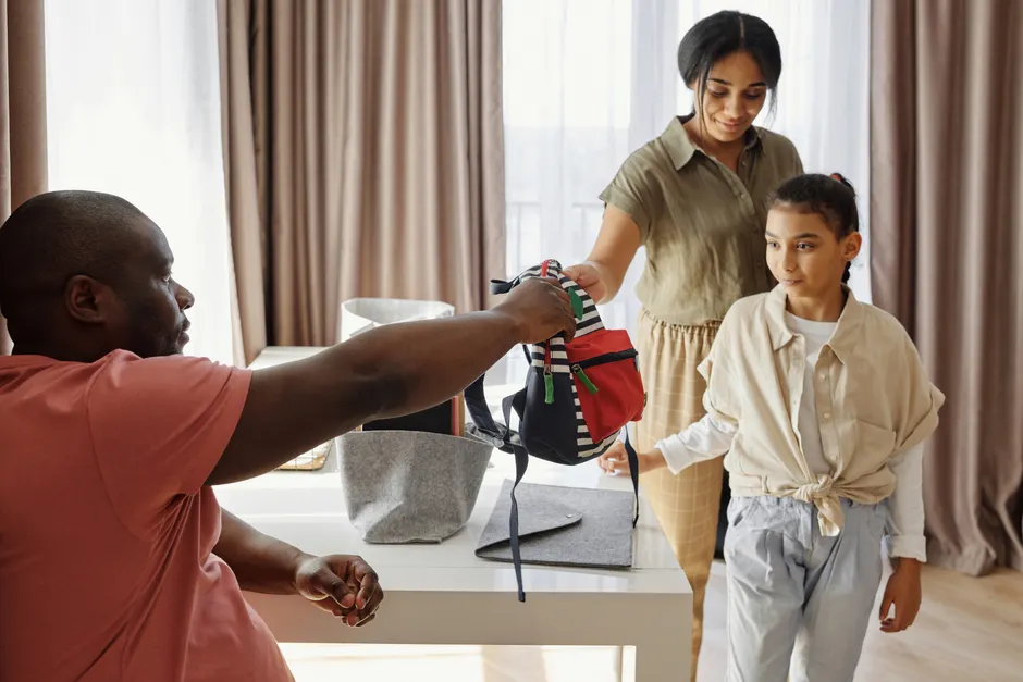 Transfert scolaire en Algérie : la demande en ligne en 2026-2027 Family helping child get ready for school in a cozy indoor setting.
