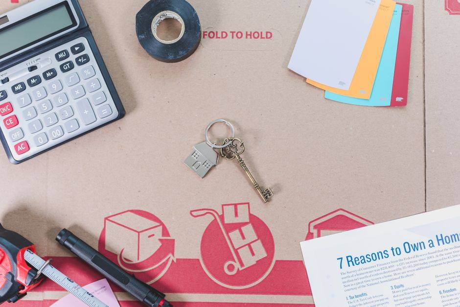 Produits à forte marge en 2026 : six pistes réalistes Flat lay of home buying essentials with calculator, keys, tape, and color swatches.