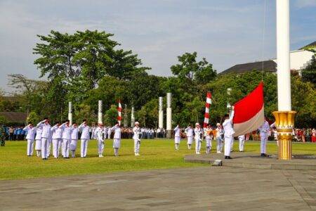 Saïd Sayoud supervise l’installation des nouveaux walis en Algérie Formal flag raising ceremony at a public event in Jawa Barat, Indonesia. Uniformed officials in attendance.