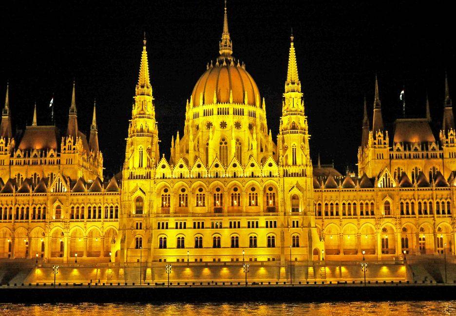Parlement algérien : la session 2026-2027 s’ouvre mercredi Illuminated Hungarian Parliament Building with reflection on Danube River at night.