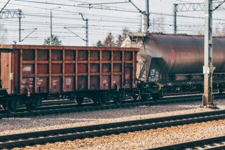 Wagons miniers : l’Algérie vise plus de 70 % d’intégration Industrial freight train wagons on railway tracks in Trzebinia, Poland.