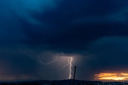 Fortes pluies dans le Sud algérien : horaires de vigilance Intense lightning strike during a thunderstorm over Ephangweni, KwaZulu-Natal, showcasing nature's raw power.