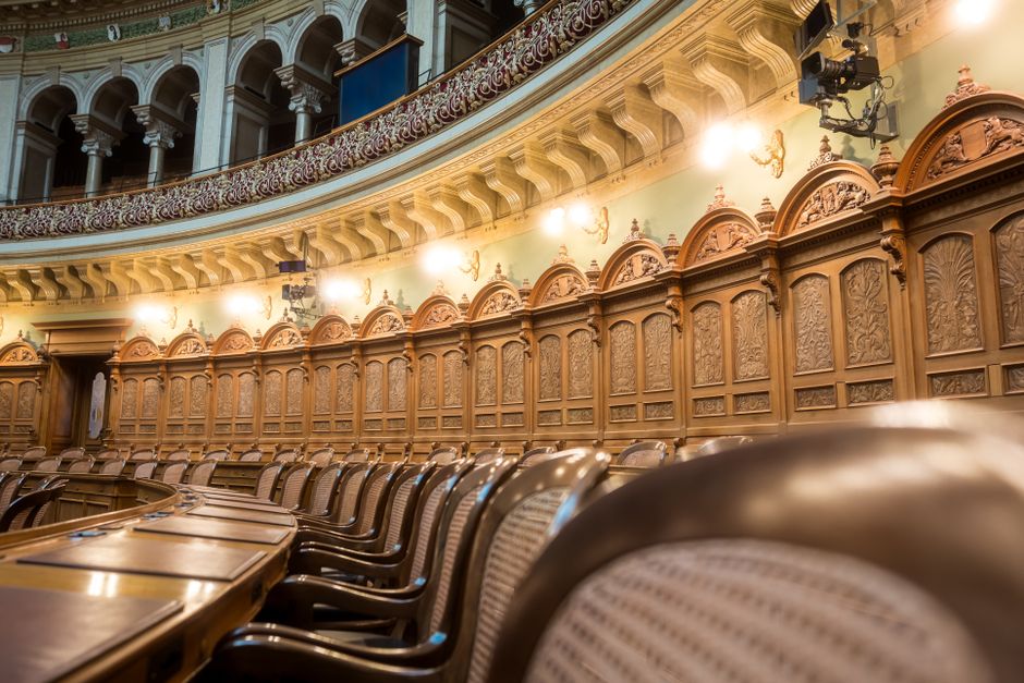 Au Conseil de la nation, la session 2026-2027 fixe ses priorités Interior view of the elegant Swiss Parliament council chamber in Bern, Switzerland.