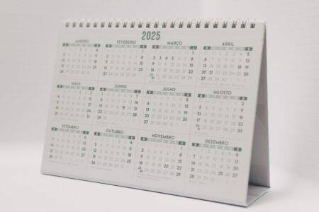 Vacances scolaires 2026-2027 : le calendrier zone par zone Minimalist desk calendar for year 2025 with months displayed in Portuguese.