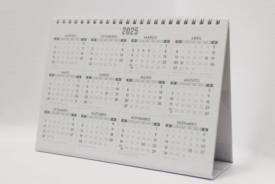 Vacances scolaires 2026-2027 : le calendrier zone par zone Minimalist desk calendar for year 2025 with months displayed in Portuguese.