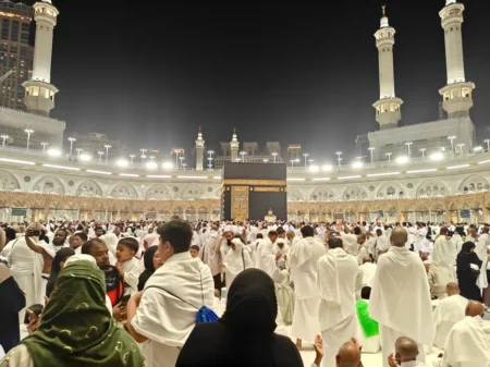 Algérie et Arabie saoudite : le Hajj ancre le dialogue sanitaire Night view of pilgrims gathered around the Kaaba in Mecca, Saudi Arabia during Hajj.