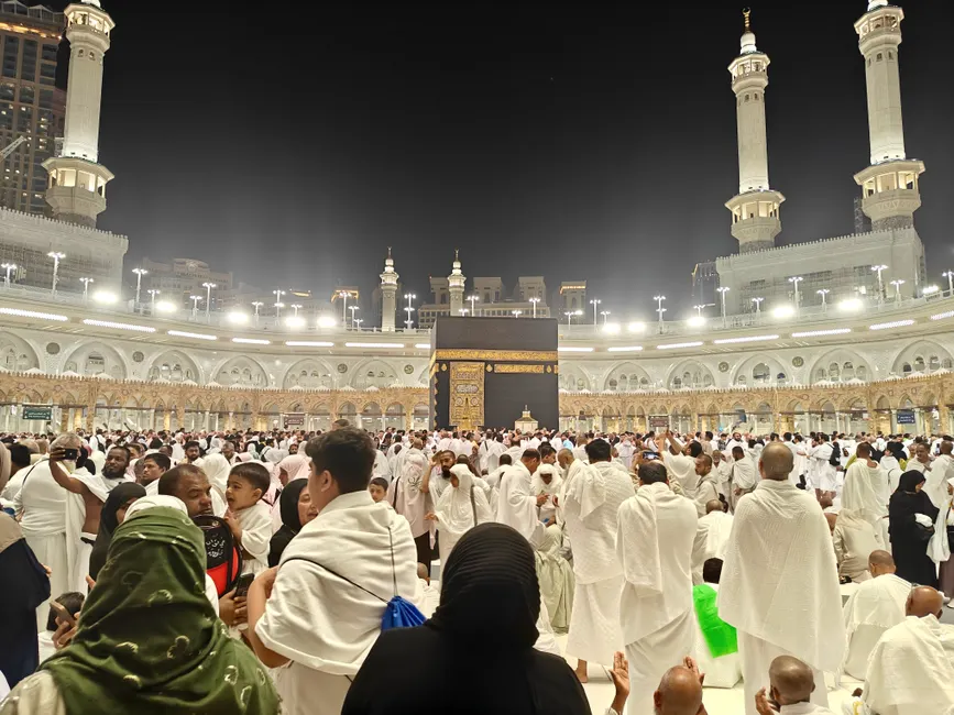 Algérie et Arabie saoudite : le Hajj ancre le dialogue sanitaire Night view of pilgrims gathered around the Kaaba in Mecca, Saudi Arabia during Hajj.