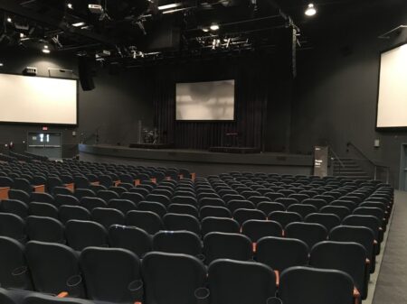 Pourquoi Khartoum refuse de participer à la conférence d’Abu Dhabi Rows of comfortable empty seats in modern theater hall with stage and screens