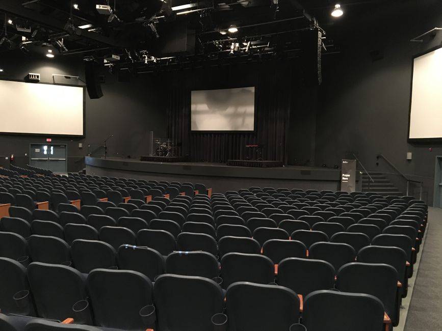 Pourquoi Khartoum refuse de participer à la conférence d’Abu Dhabi Rows of comfortable empty seats in modern theater hall with stage and screens