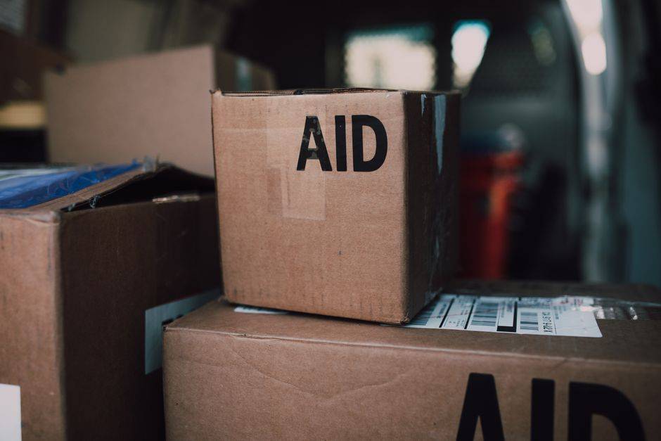 Jijel : le Croissant-Rouge algérien prévoit une caravane le 8 septembre 2026 Stacked aid boxes ready for distribution in a delivery vehicle.