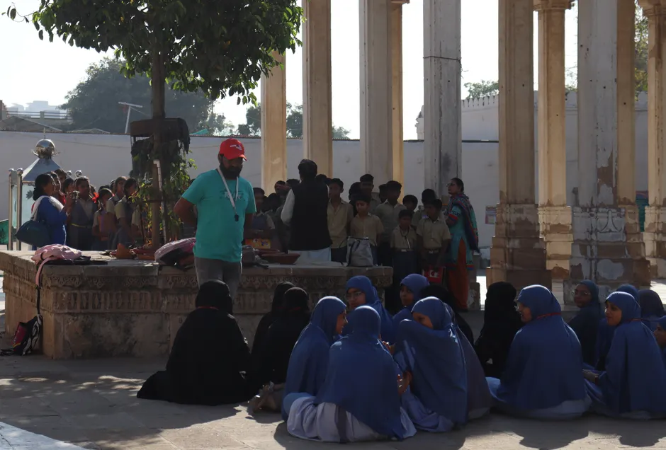 À Nouakchott, la Grande Mosquée d’Alger prend des nouvelles d’Ahmedou Ould Cheikhani Students in uniforms visiting a historical site with columns and shadows. Education and culture.