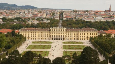 Vienne en 3 jours : palais, musées et musique Stunning aerial view of Schönbrunn Palace and gardens in Vienna, Austria.