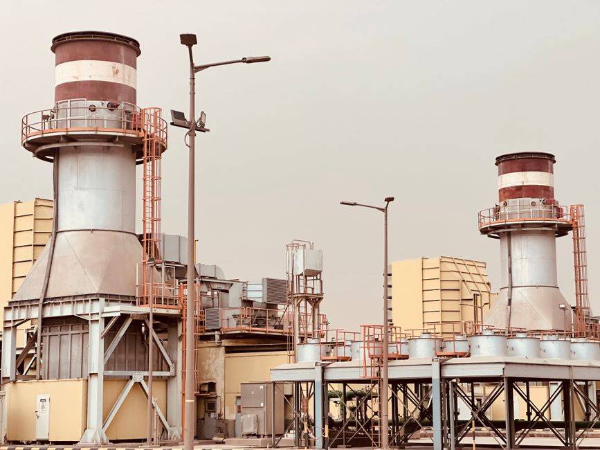 Niger : Ali Zeine salue l’accompagnement de l’Algérie View of industrial power plant towers in Saudi Arabia, showcasing modern energy infrastructure.