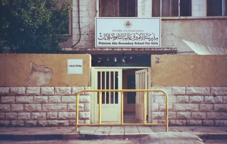 Tizi Ouzou : une campagne pour une rentrée scolaire sûre Vintage view of the entrance to Princess Alia Secondary School in Amman, Jordan.